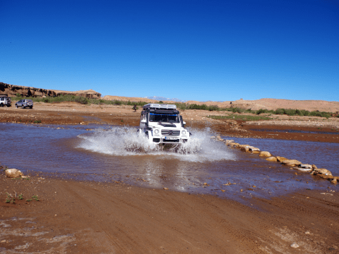 4x4 qui roule dans un petit lac au Maroc