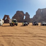 Photo de 4x4 et Camions alignés dans le désert algérien