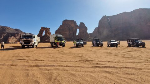 Photo de 4x4 et Camions alignés dans le désert algérien