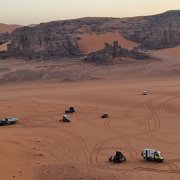 Photo de drone de 4x4 et Camions dans le désert algérien