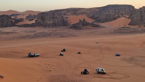 Photo de drone de 4x4 et Camions dans le désert algérien