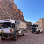 2 camions qui se suivent dans le désert algérien