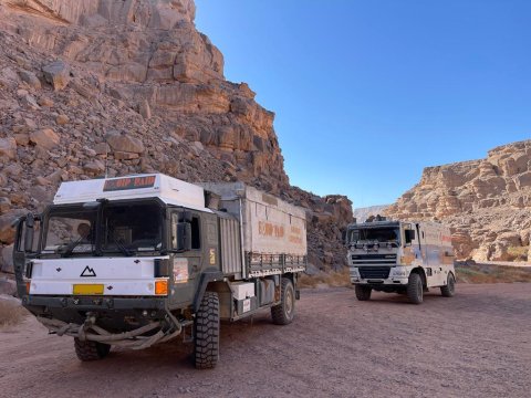 2 camions qui se suivent dans le désert algérien
