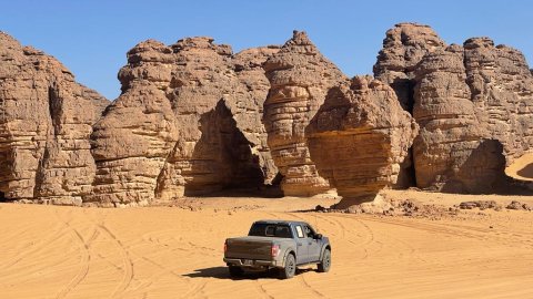 Photo d'un 4x4 de la marque Ford pris en photo dans le désert algérien