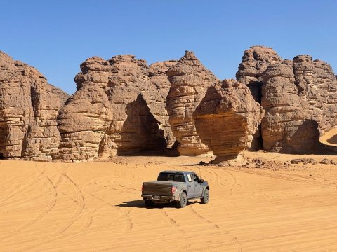 Photo d'un 4x4 de la marque Ford pris en photo dans le désert algérien