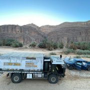 Photo prise de haut d'un camion et d'un 4x4 face à face lors d'un raid en Algérie