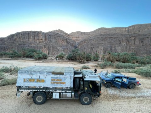 Photo prise de haut d'un camion et d'un 4x4 face à face lors d'un raid en Algérie