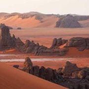 Paysage avec des rochers noir du désert de l'Algérie