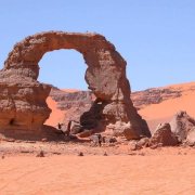 Rocher du désert impressionnant en forme de parabole