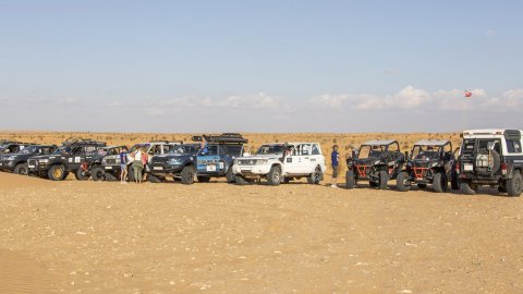 Photo de groupe alignée de 4x4 et de SSV lors d'un raid en Tunisie