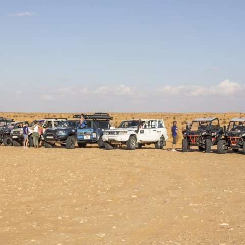Photo de groupe alignée de 4x4 et de SSV lors d'un raid en Tunisie