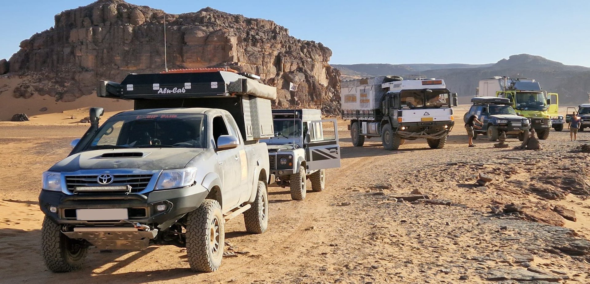Photo prise lors d'un raid dans les désert en Algérie des 4x4 et camions à la suite
