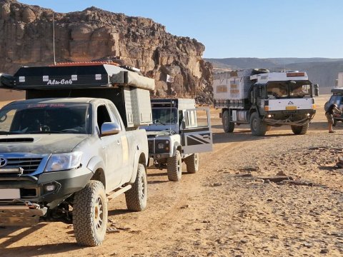 Photo prise lors d'un raid dans les désert en Algérie des 4x4 et camions à la suite