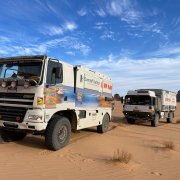 Photo du désert algérien avec deux camion d'assistance