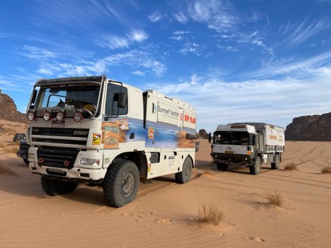 Photo du désert algérien avec deux camion d'assistance